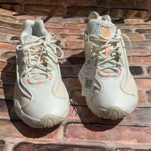 Classic NWT womens oznova adidas sneakers size 10